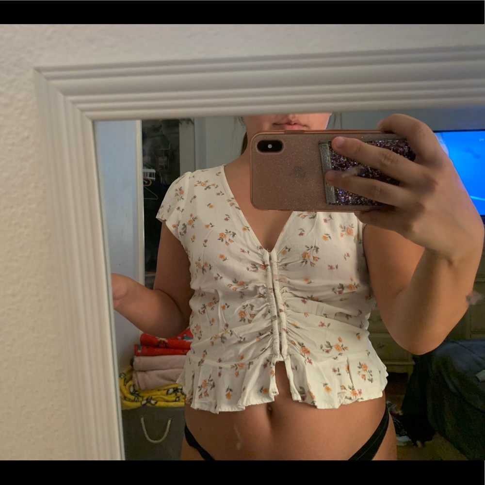 Super cute cropped shirt🤩🌼🌸